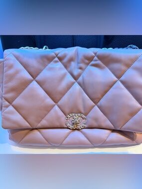CHANEL Quilted Shoulder Bag in Blush Pink with Gold-Tone CC